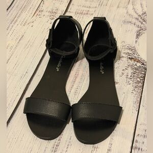 NWOB Breckelle’s Joy-33 Ankle Strap Flat Sandals Women’s Size 5.5